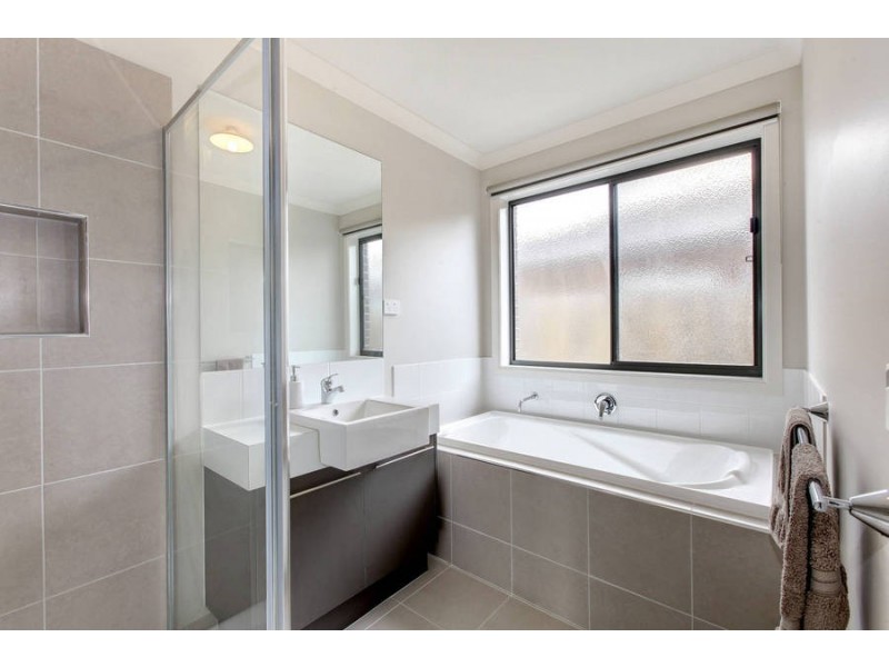 11 Wakefields Drive, Brookfield VIC 3338