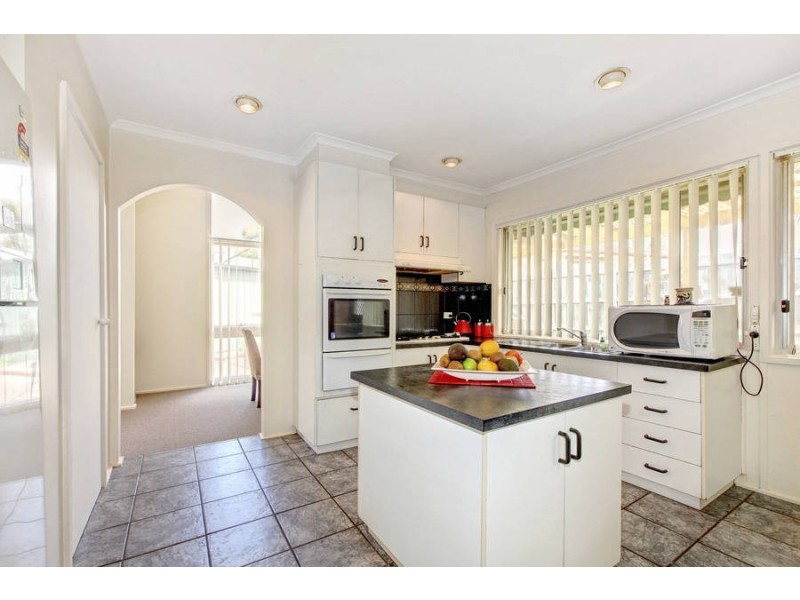 5 Tudor Place, Melton West VIC 3337