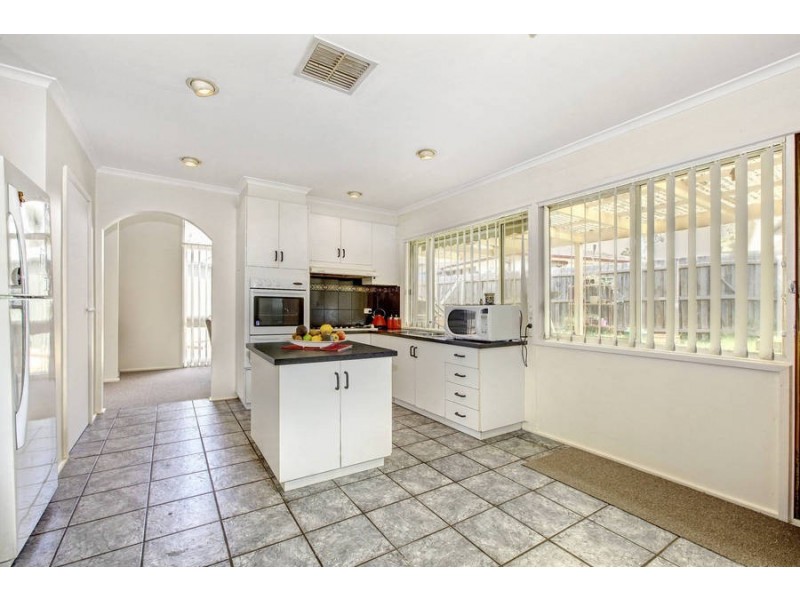 5 Tudor Place, Melton West VIC 3337