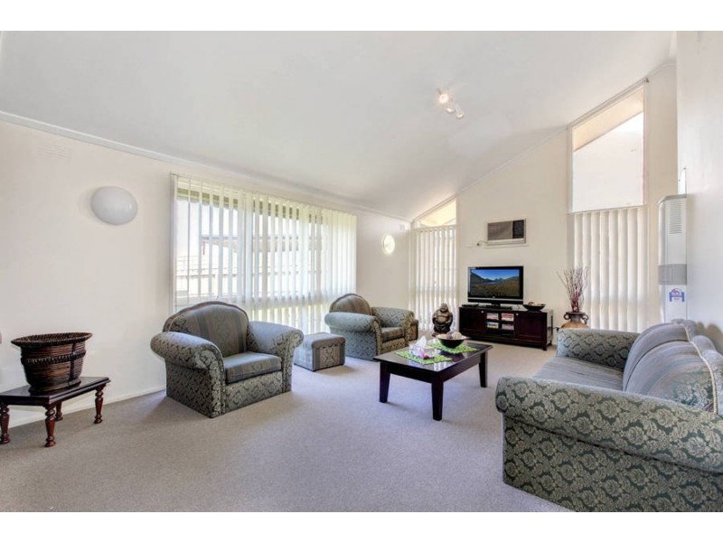 5 Tudor Place, Melton West VIC 3337