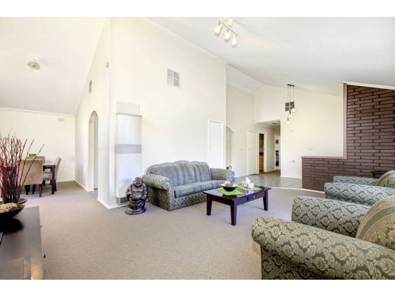 5 Tudor Place, Melton West VIC 3337