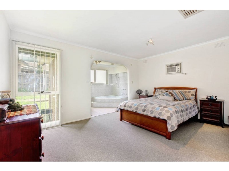 5 Tudor Place, Melton West VIC 3337