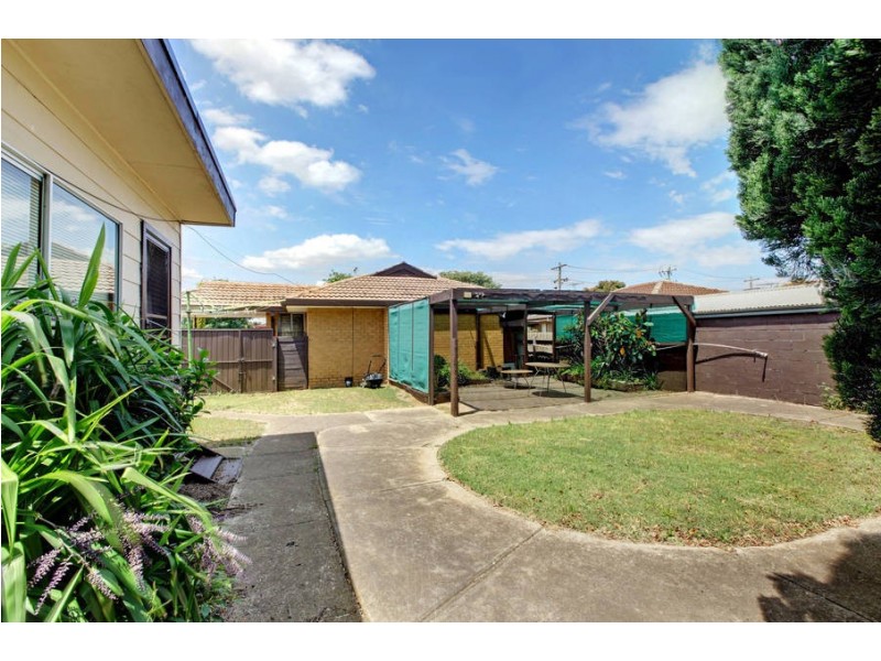 5 Blaxland Road, Melton South VIC 3338