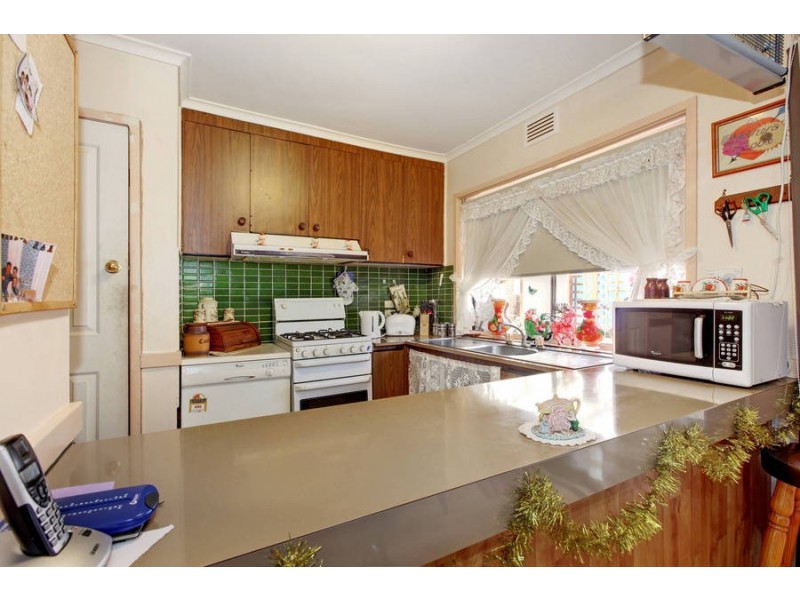 92 First Avenue, Melton South VIC 3338