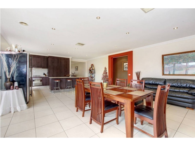 39 Carlyon Close, Melton West VIC 3337