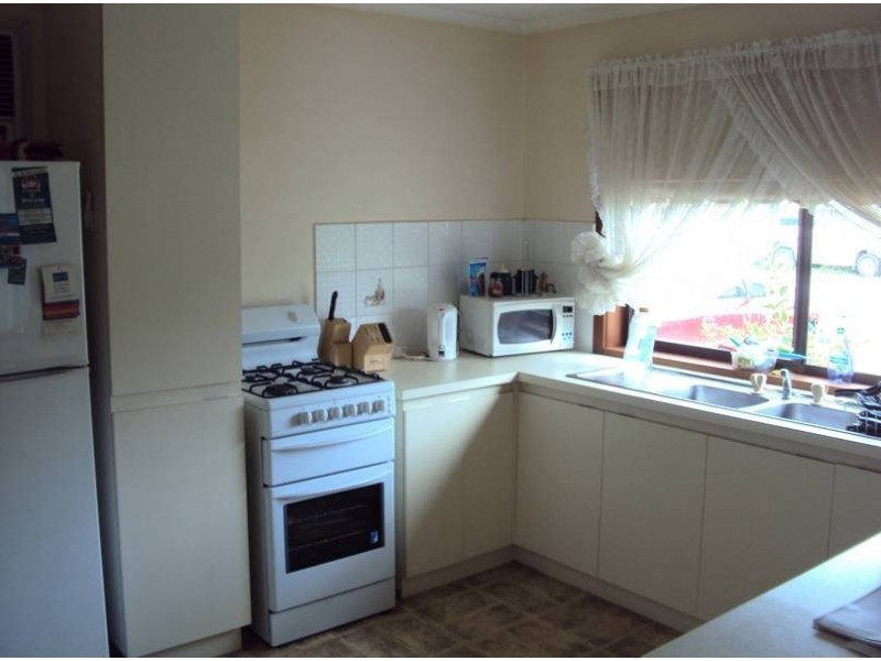 4/58 Andrew Street, Melton South VIC 3338