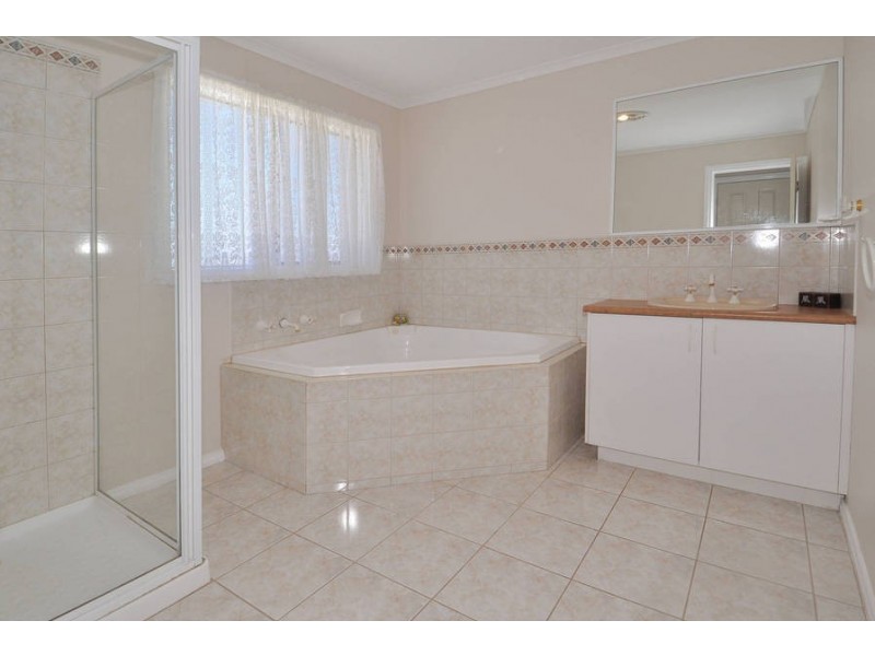 17 Meadowglen Drive, Melton West VIC 3337