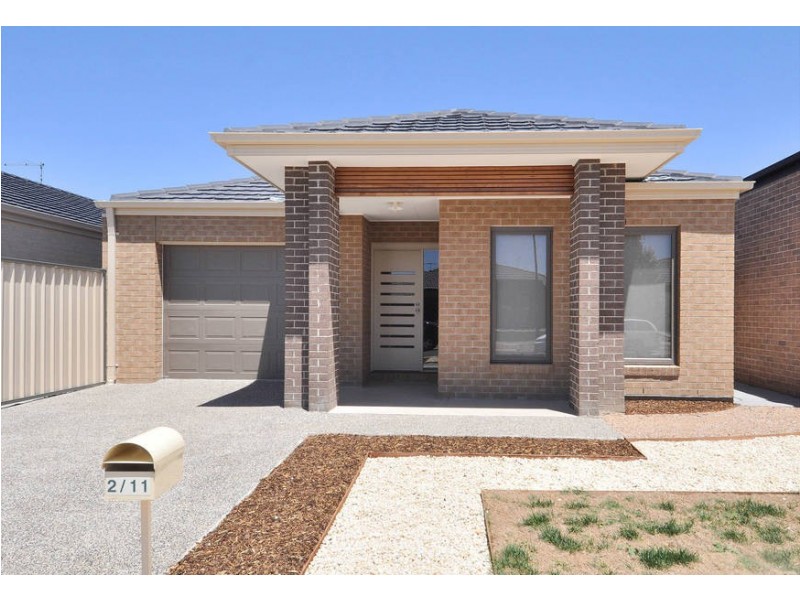 2/11 Ellesmere Grove, Melton West VIC 3337
