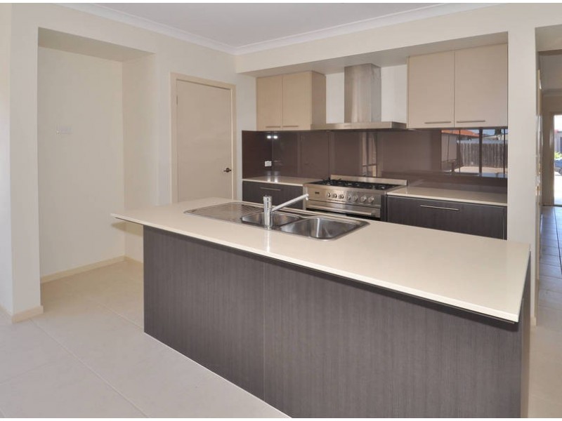 2/11 Ellesmere Grove, Melton West VIC 3337