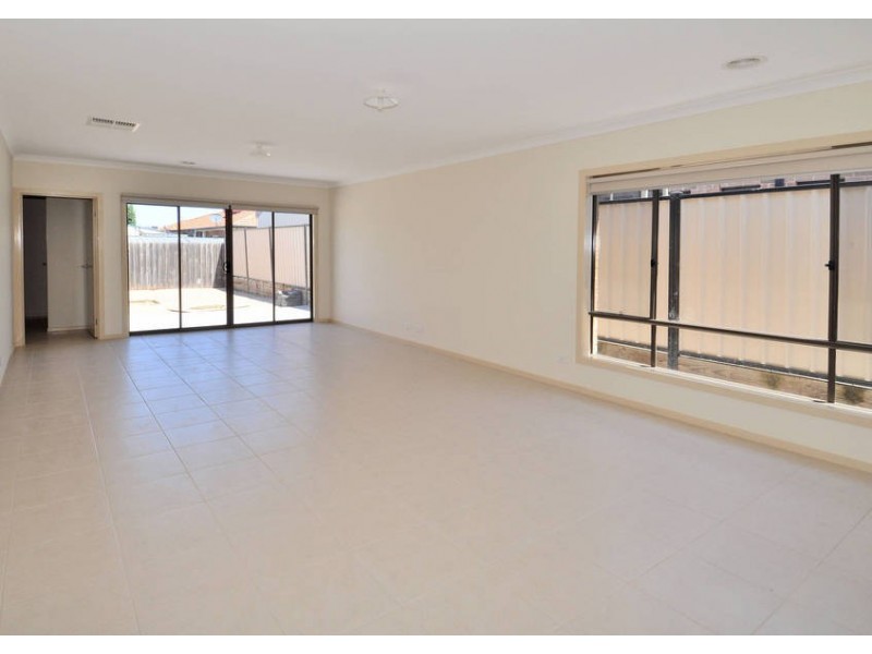 2/11 Ellesmere Grove, Melton West VIC 3337