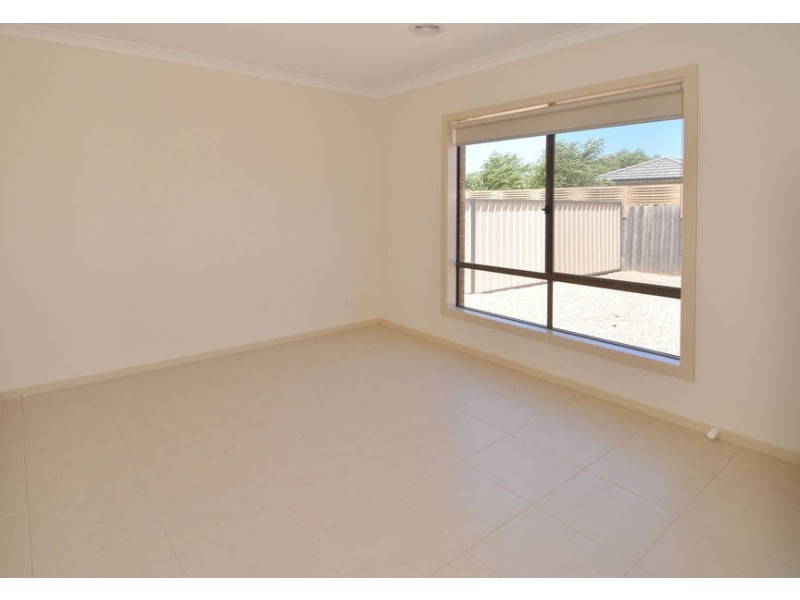 2/11 Ellesmere Grove, Melton West VIC 3337