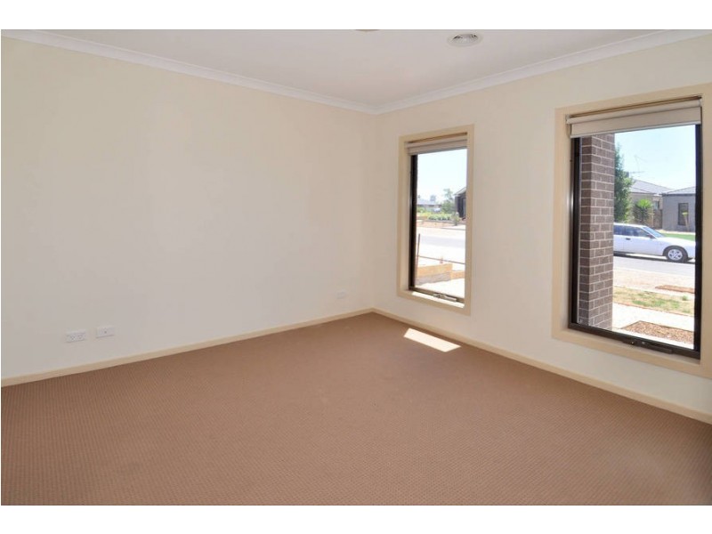 2/11 Ellesmere Grove, Melton West VIC 3337