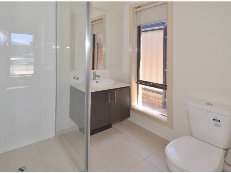 2/11 Ellesmere Grove, Melton West VIC 3337