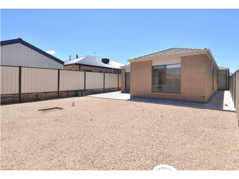 2/11 Ellesmere Grove, Melton West VIC 3337