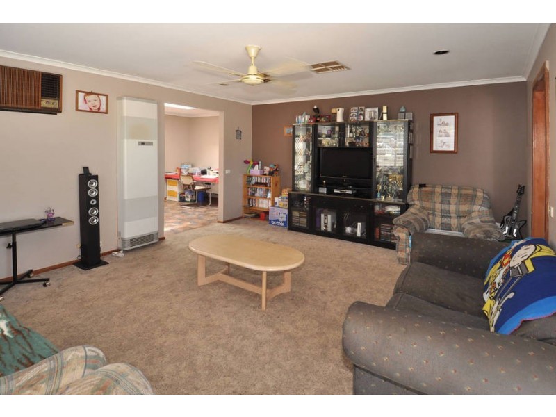 1 Clowes Street, Melton South VIC 3338