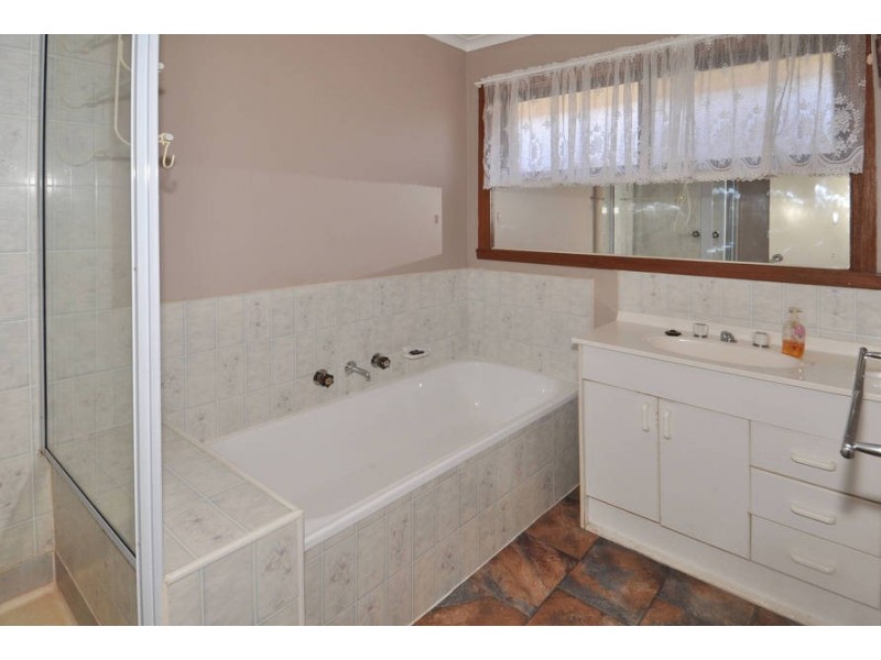 1 Clowes Street, Melton South VIC 3338