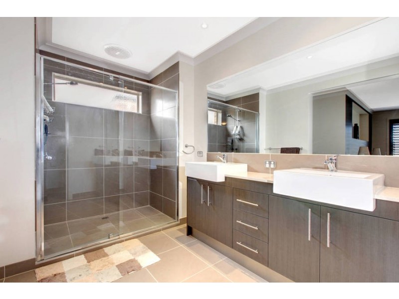 7  Rosedale Court, Melton West VIC 3337