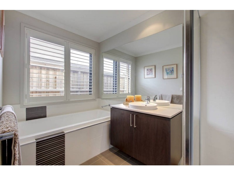 30 Parris Avenue, Melton West VIC 3337