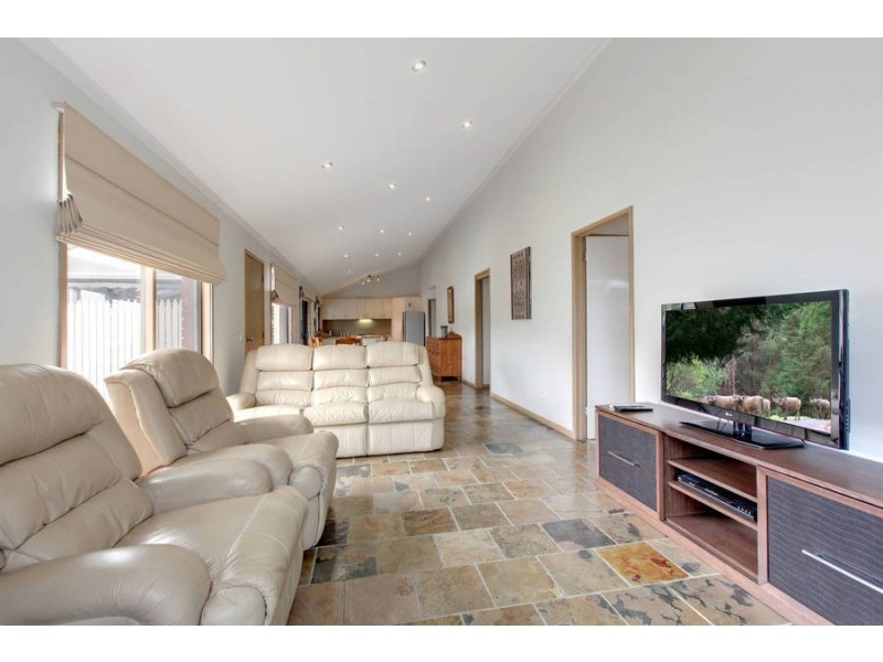 4 Cheviot Court, Melton West VIC 3337