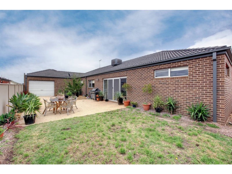 39 Carlyon Close, Melton West VIC 3337