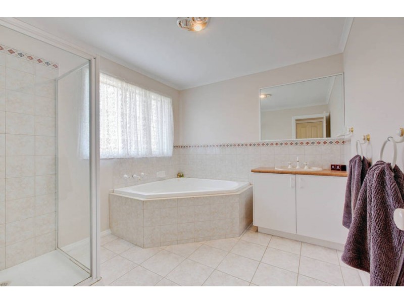 17 Meadow Glen Drive, Melton West VIC 3337