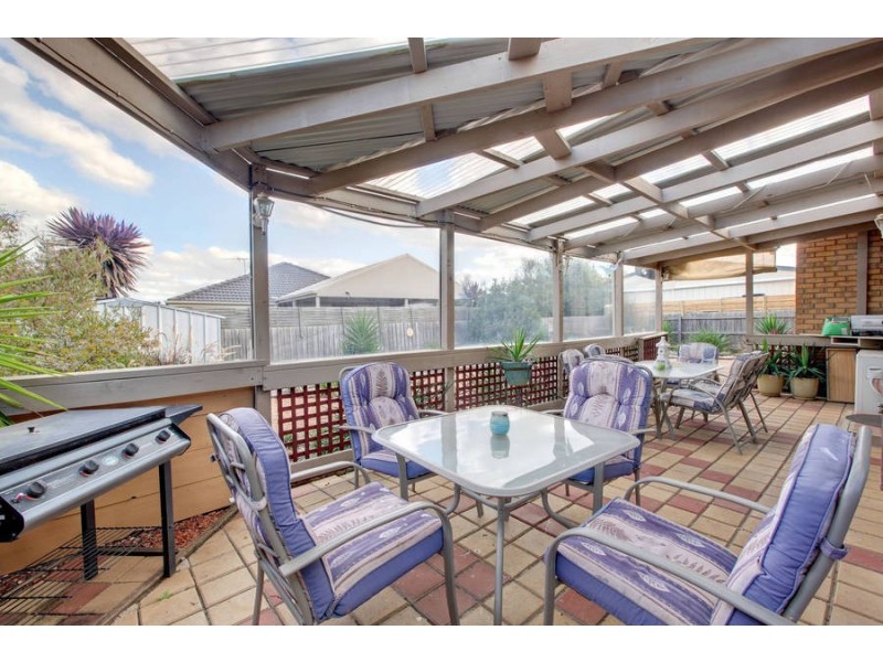 17 Meadow Glen Drive, Melton West VIC 3337