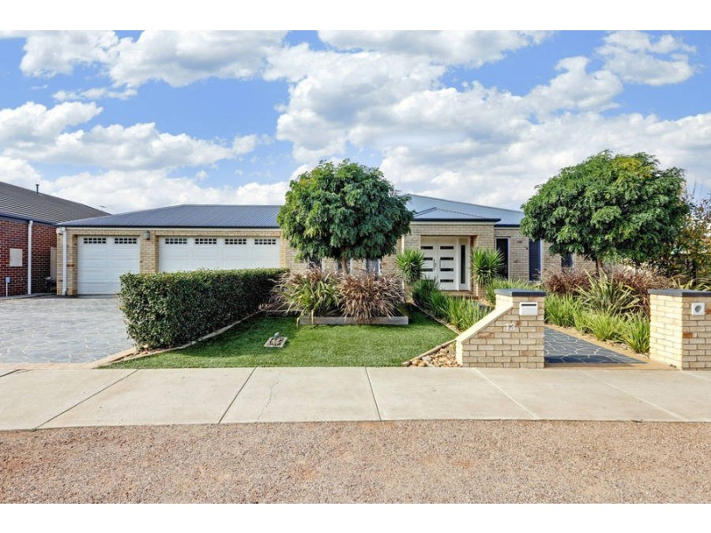 13 Rosedale Court, Melton West VIC 3337