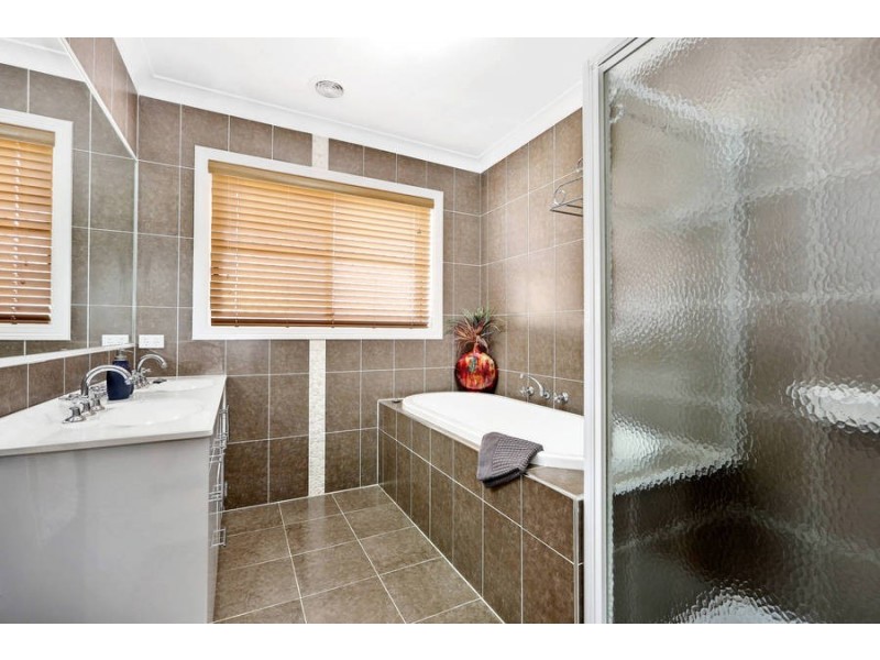 13 Rosedale Court, Melton West VIC 3337