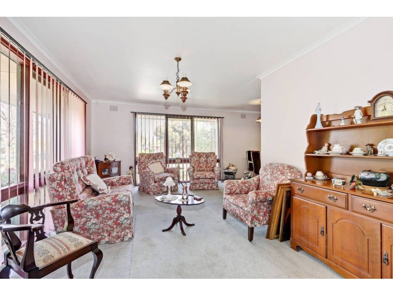 16 Linlithgow Way, Melton West VIC 3337