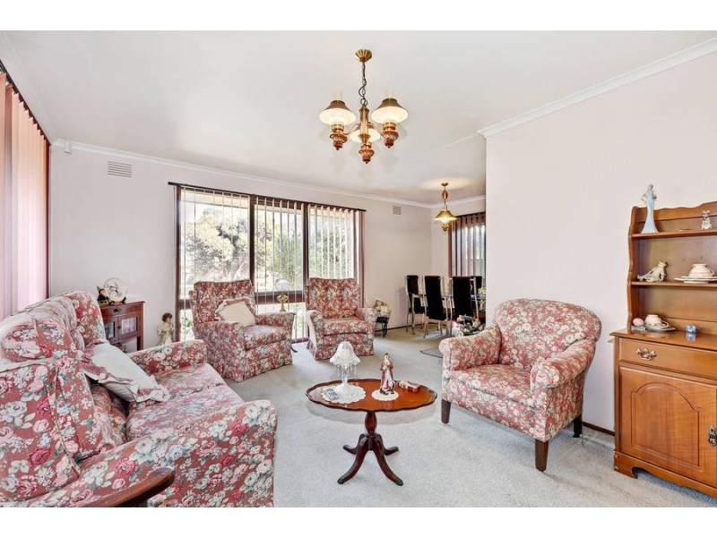 16 Linlithgow Way, Melton West VIC 3337