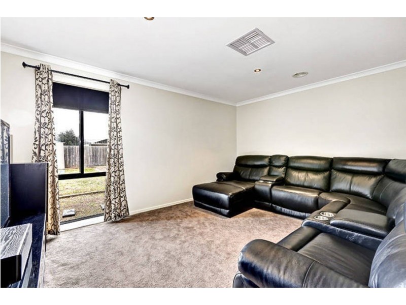 8 Davies Avenue, Brookfield VIC 3338