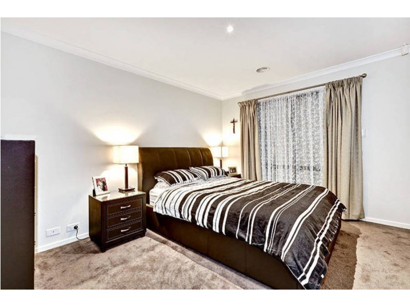 8 Davies Avenue, Brookfield VIC 3338