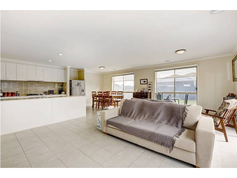 49 Lakewood Boulevard, Melton VIC 3337