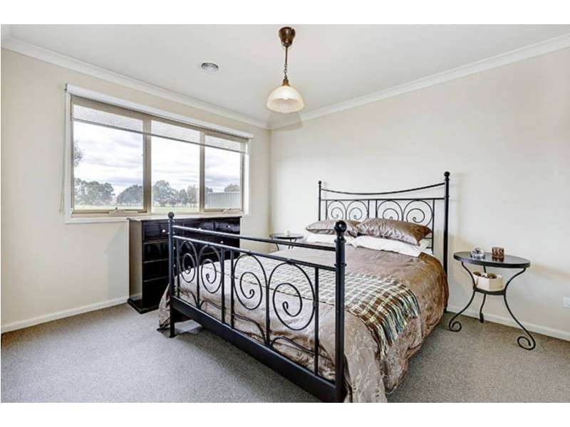 49 Lakewood Boulevard, Melton VIC 3337