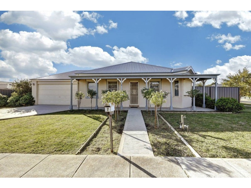 7 Regent Place, Melton West VIC 3337
