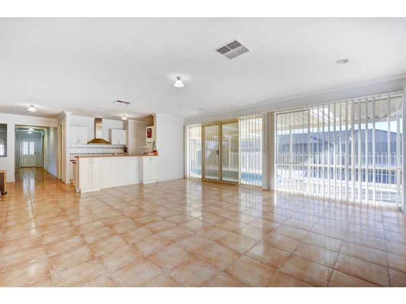 7 Regent Place, Melton West VIC 3337