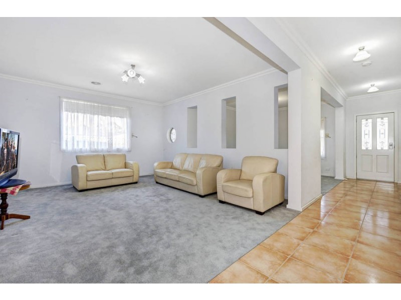 7 Regent Place, Melton West VIC 3337