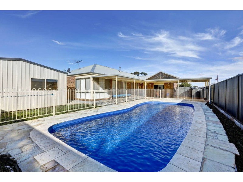 7 Regent Place, Melton West VIC 3337