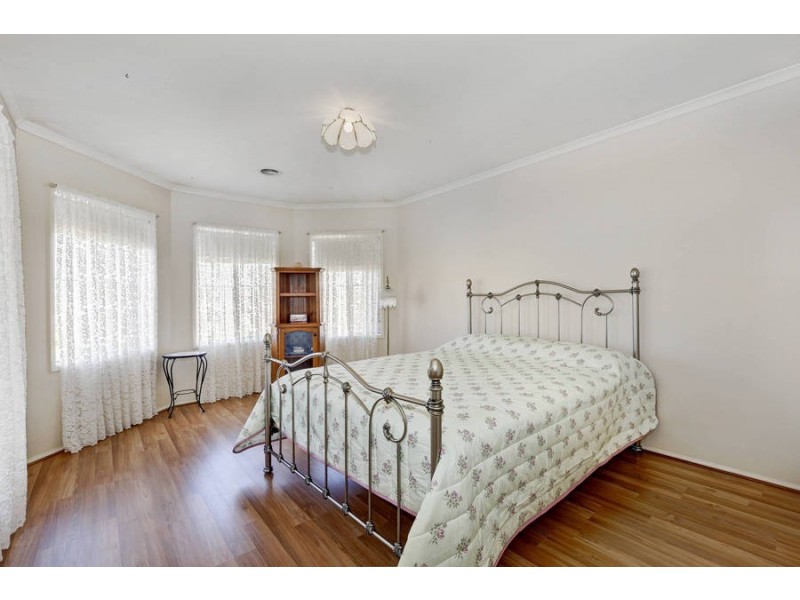 10 Waterford Way, Melton West VIC 3337