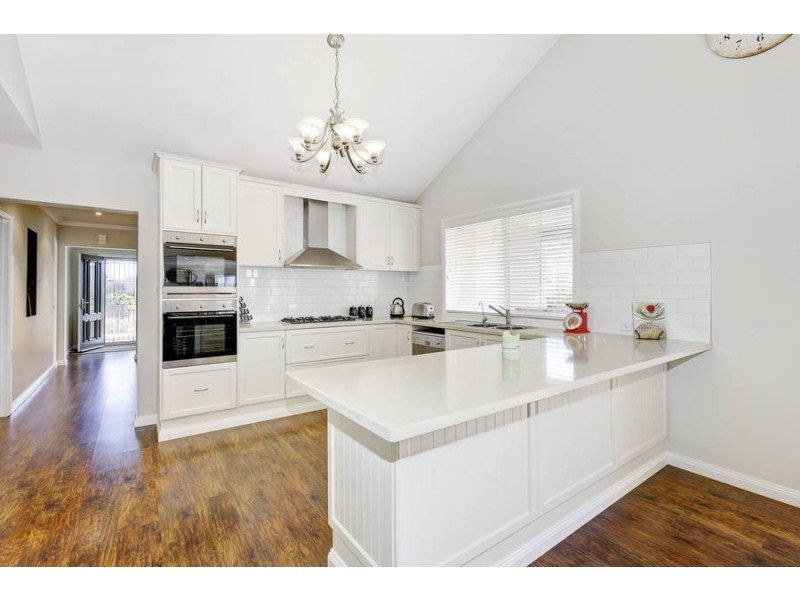 21 Parris Avenue, Melton West VIC 3337