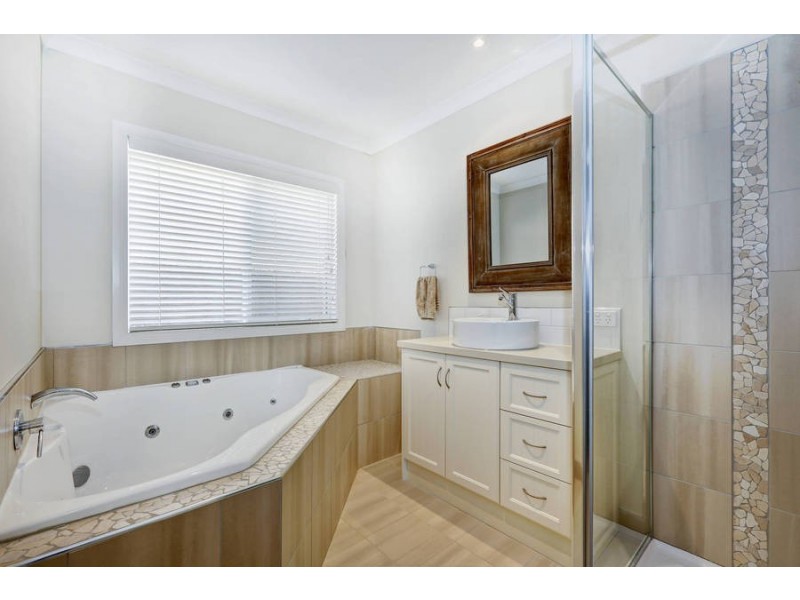 21 Parris Avenue, Melton West VIC 3337