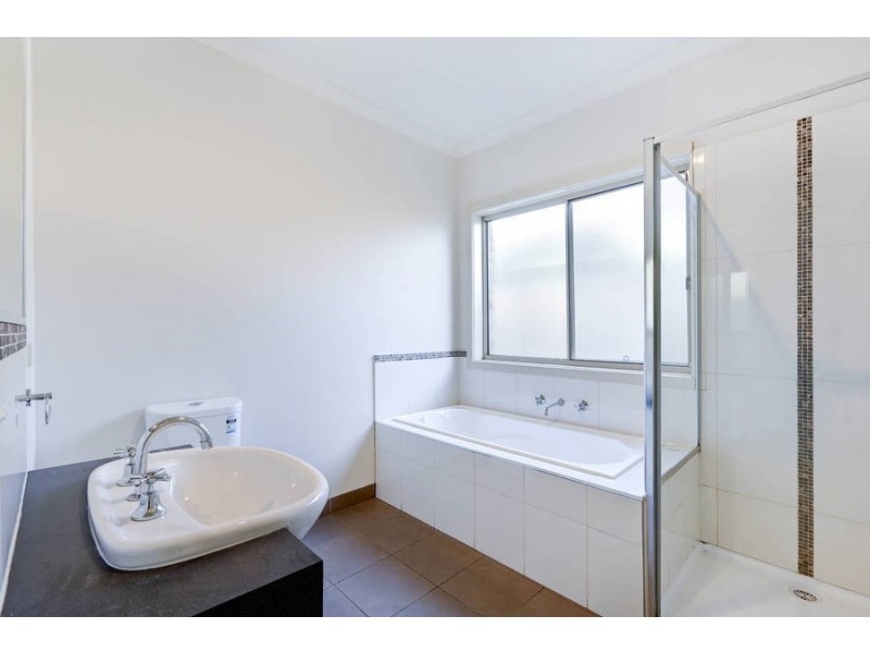 1/6 Woodland Rise, Melton West VIC 3337