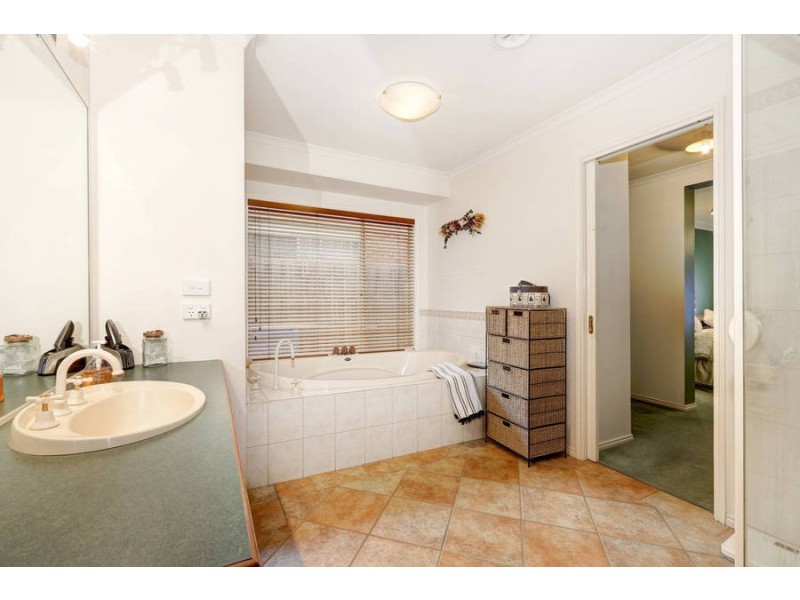 3 McIvor Court, Melton West VIC 3337