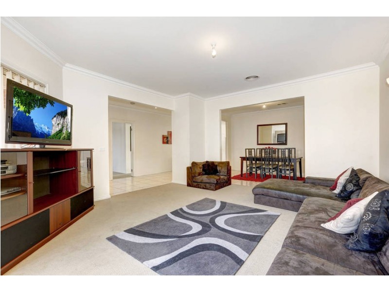 20 Scarborough Crescent, Melton West VIC 3337