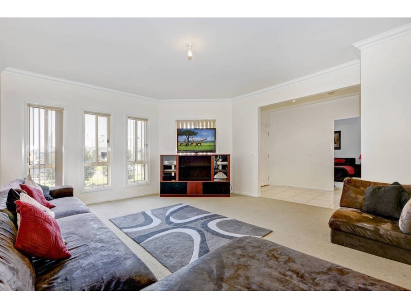 20 Scarborough Crescent, Melton West VIC 3337