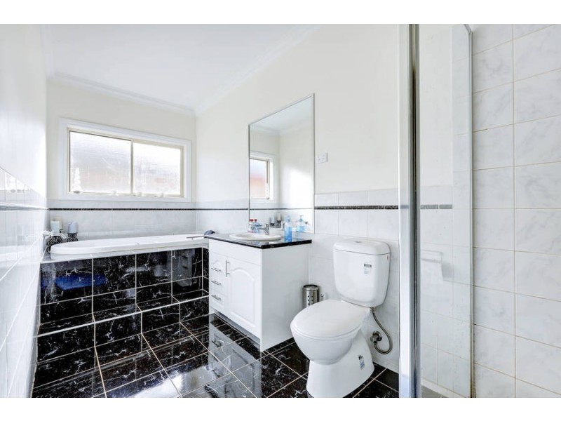 20 Scarborough Crescent, Melton West VIC 3337