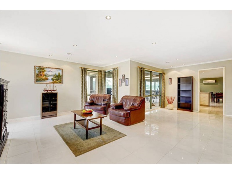 34 Trethowan Avenue, Melton West VIC 3337