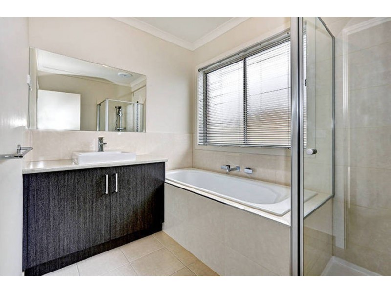 24 Ravida Avenue, Melton West VIC 3337