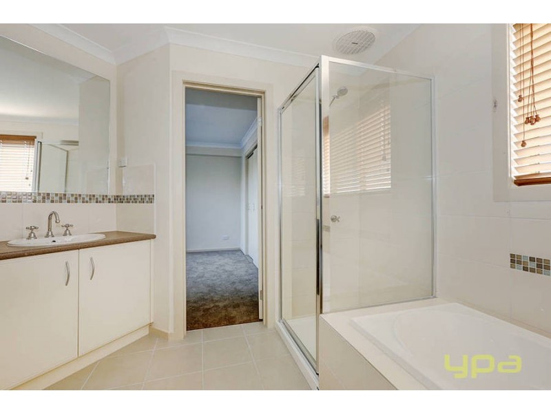 2/49 Smoult Drive, Kurunjang VIC 3337