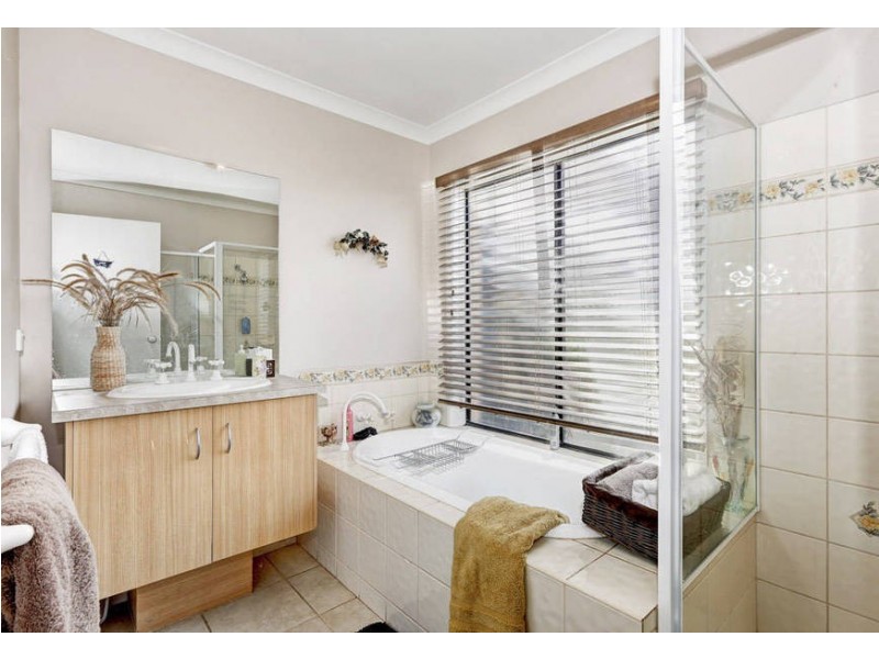 37 Carlyon Close, Melton West VIC 3337